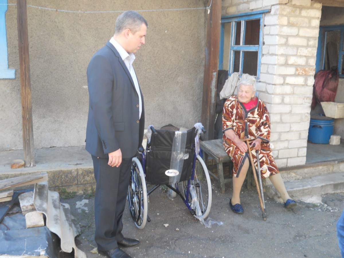 Общественный штаб передал жителям Старомихайловки инвалидные коляски