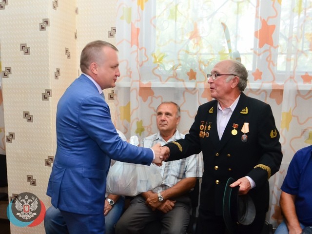 Макеевские горняки получили подарки от Центрального исполкома Общественного Движения «Донецкая Республика»