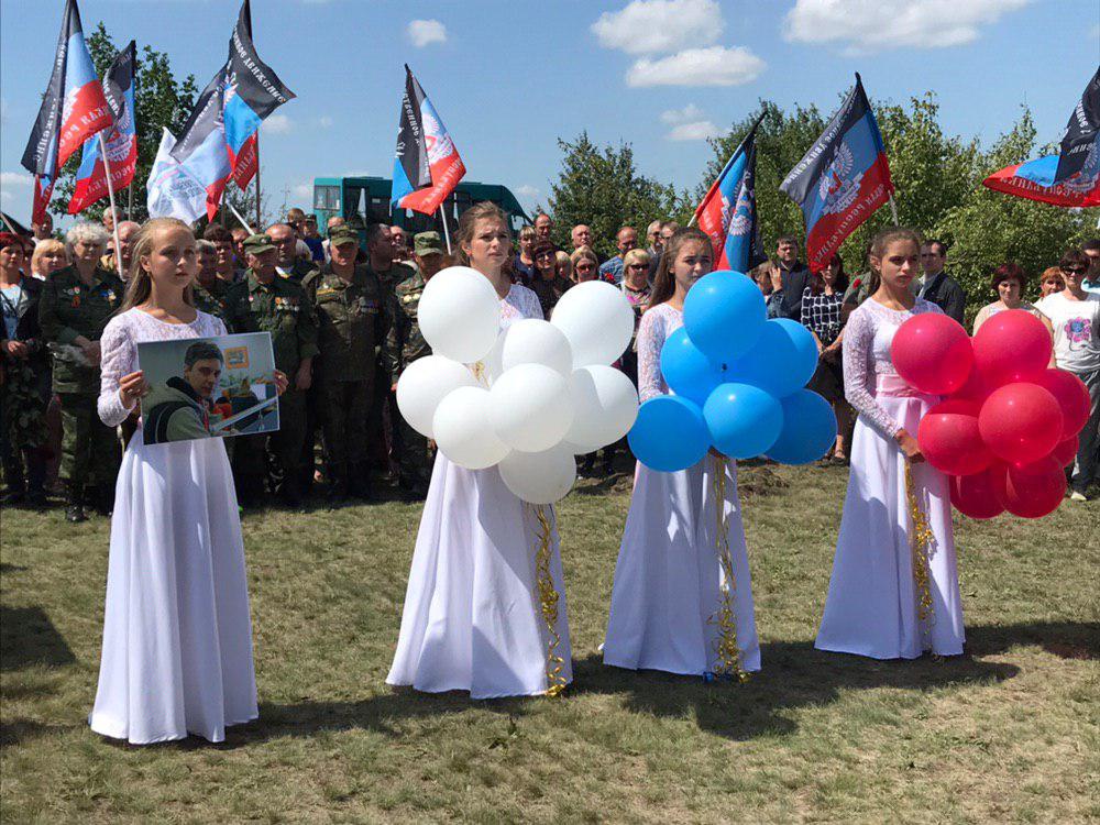 Жители ДНР почтили память журналиста Стенина и защитников 43 блокпоста в Снежном