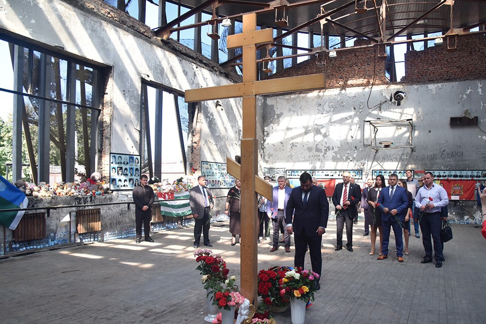 Глава ДНР Денис Пушилин возложил цветы в память о Бесланской трагедии (фоторепортаж)