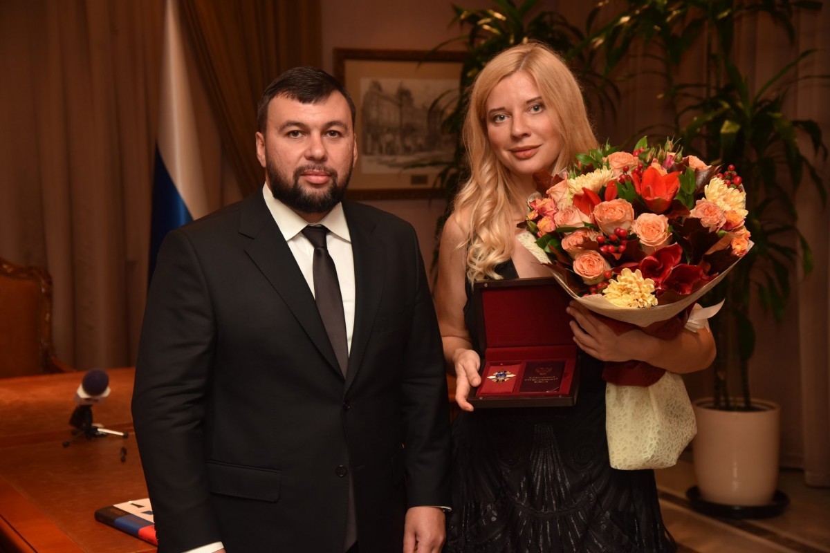 Глава ДНР Денис Пушилин наградил пианистку Валентину Лисицу орденом Дружбы