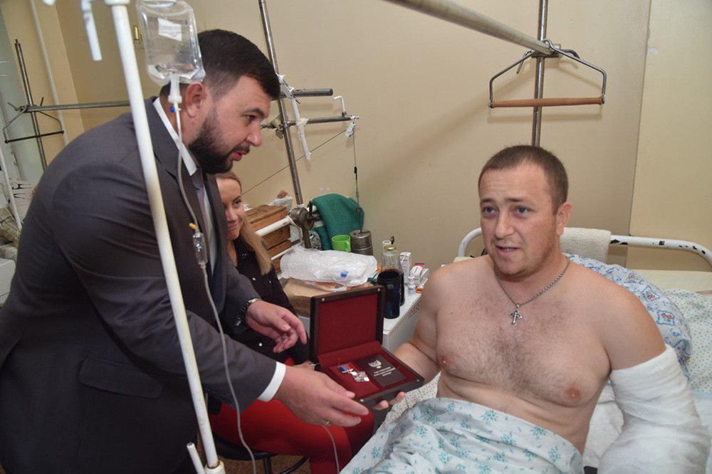 Спасатели с большой буквы: Денис Пушилин встретился с сотрудниками МЧС, пострадавшими при обстреле во время тушения пожара