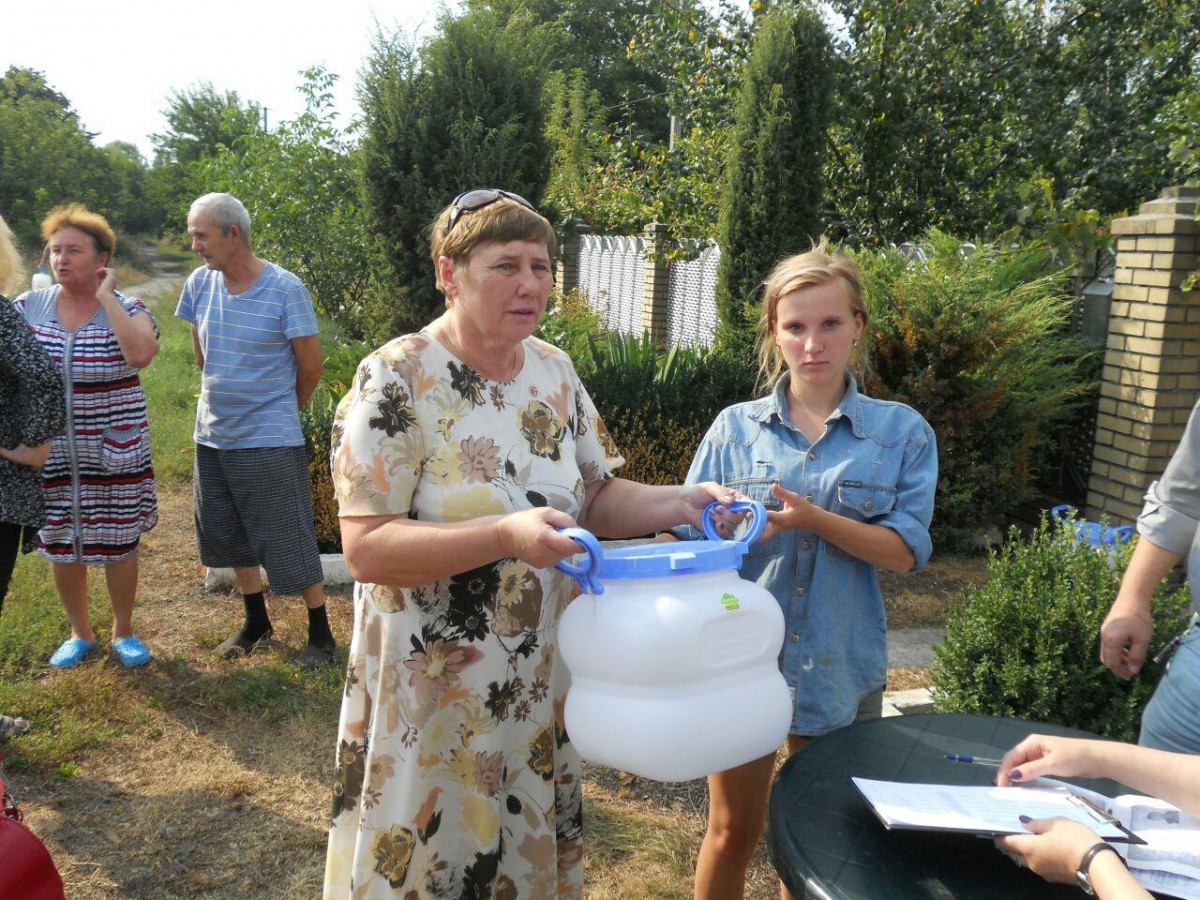 Жителям прифронтового поселка Лозовое доставили баки для питьевой воды