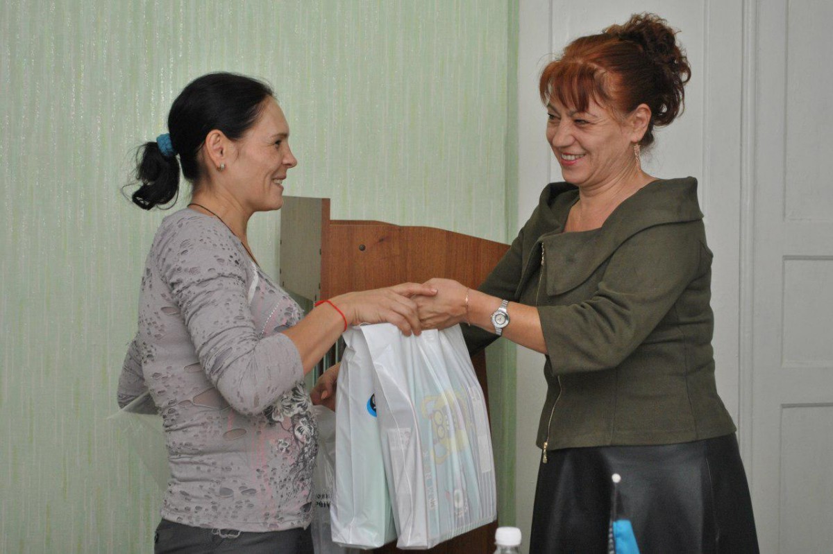 Школьные наборы вручили детям из малообеспеченных семей Старобешевского района