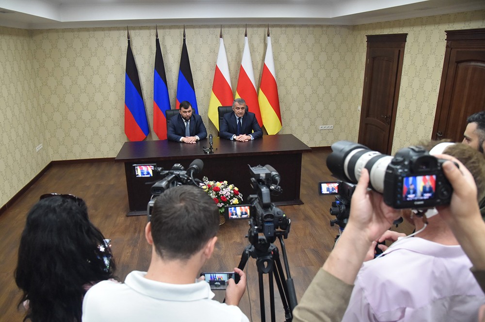 Глава ДНР Денис Пушилин и Президент РЮО Анатолий Бибилов ответили на вопросы журналистов