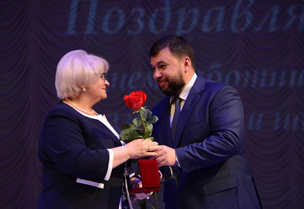 Глава ДНР Денис Пушилин поблагодарил работников образования и науки за вклад в формирование мировоззрения подрастающего поколения