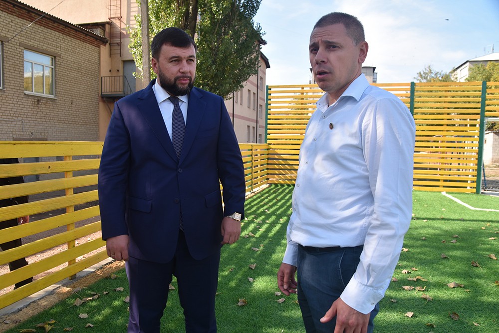 Глава ДНР Денис Пушилин осмотрел восстановленный после обстрелов мини-стадион в Тельманово