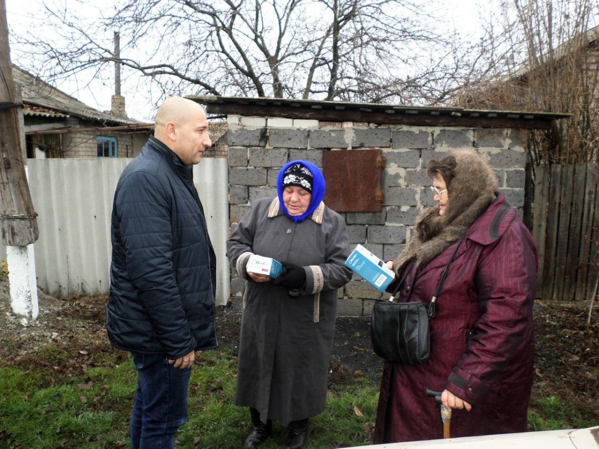 Общественники ОД «ДР» доставили средства личной гигиены и медприборы жителям прифронтового поселка Горловки