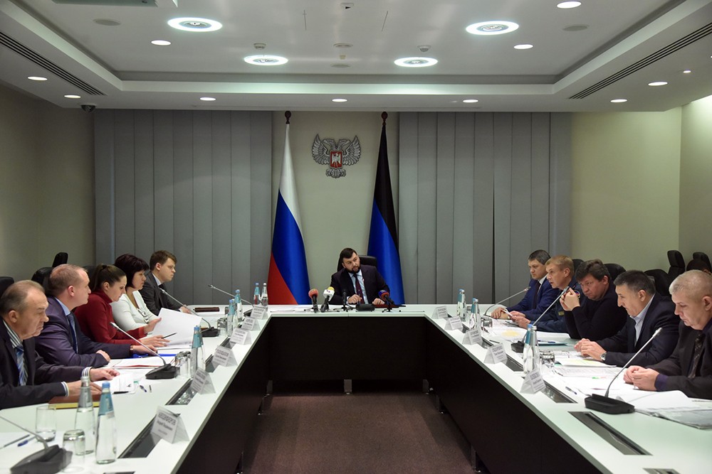 Глава ДНР Денис Пушилин поручил профильным ведомствам выяснить причину подземных толчков в Макеевке