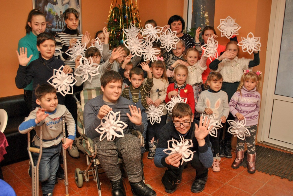Нескучный день: дети из Снежного посетили развлекательную программу в Донецке