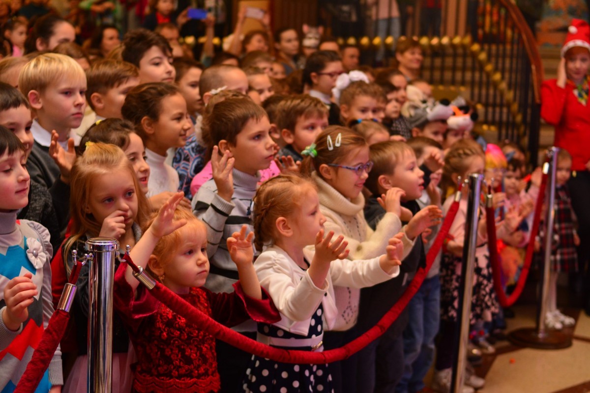 Дети из прифронтового поселка Гольмовский посетили праздничное открытие резиденции Деда Мороза