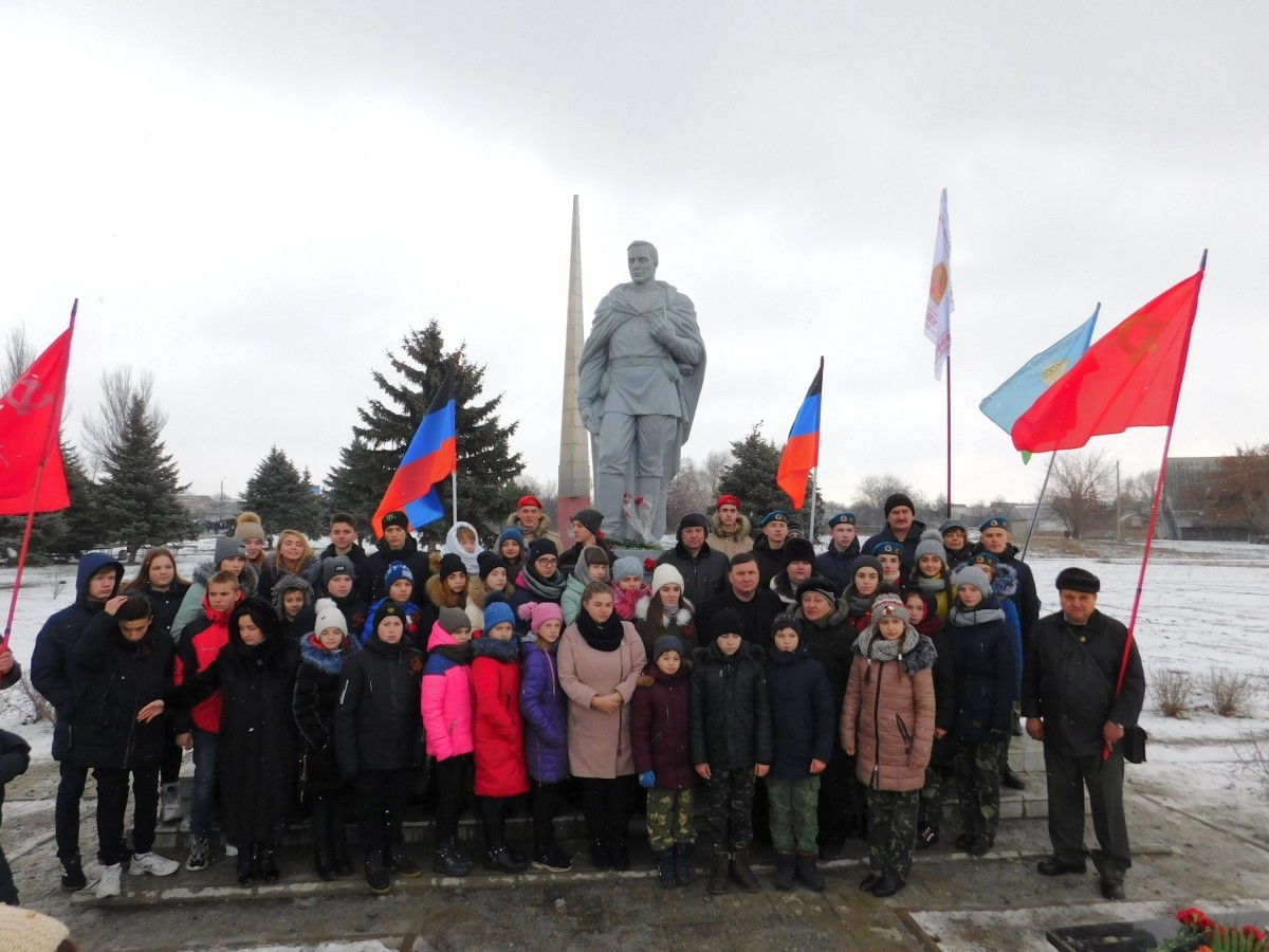 В Амвросиевке почтили память погибших защитников Отечества