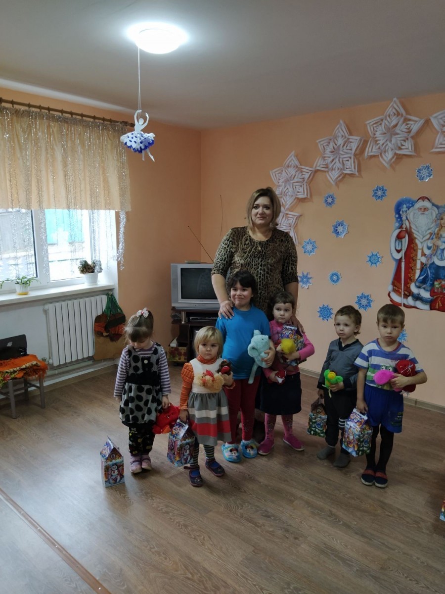 Еще 300 детей из прифронтовых районов получили новогодние подарки