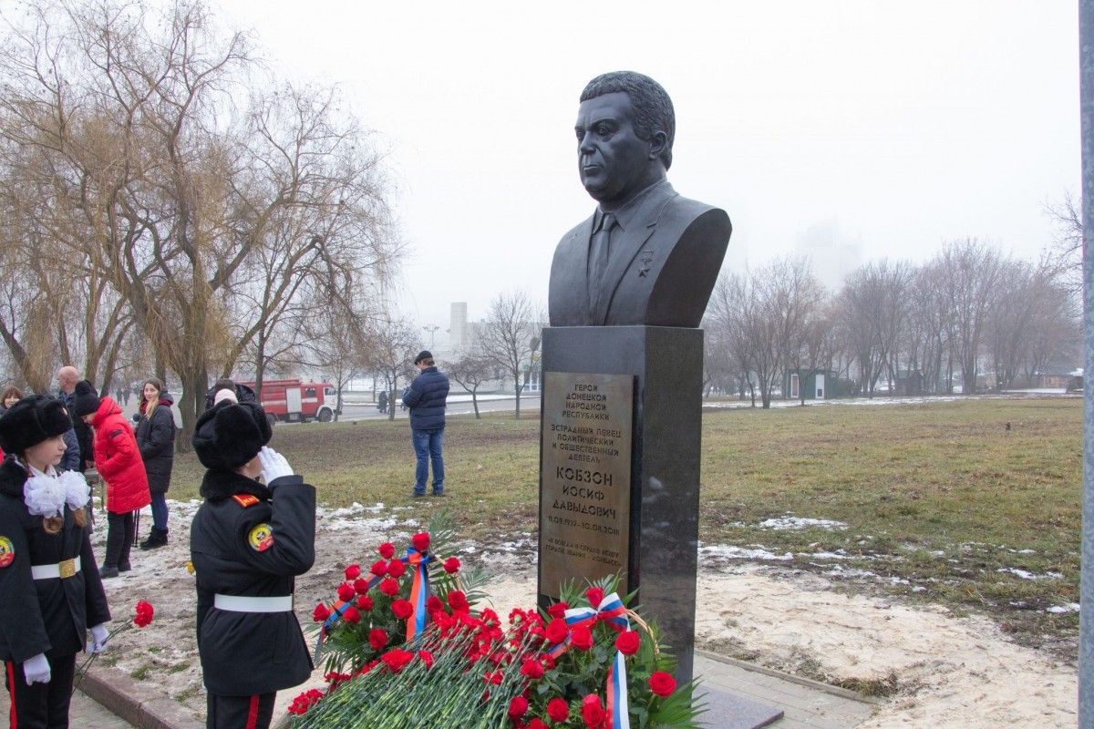 В Донецке установили мемориал Иосифу Кобзону