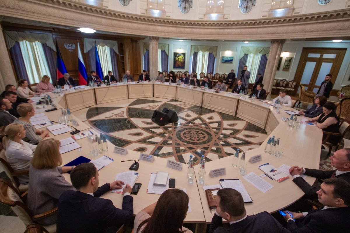 В Донецке началась работа круглого стола «Итоги и перспективы интеграционных процессов Донбасса и России»