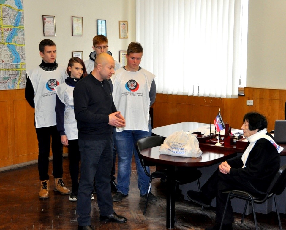 В День Героев Отечества ветеранам Донецка вручили подарки