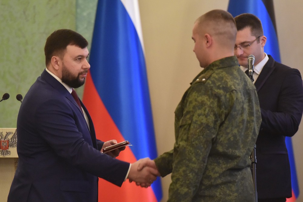 Глава ДНР Денис Пушилин отметил наградами военнослужащих за подвиги в 2014 и 2015 годах