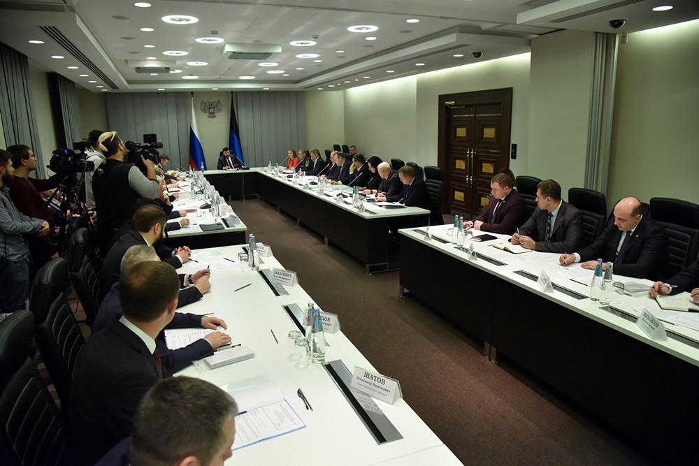 Глава ДНР Денис Пушилин дал ряд поручений на совещании с руководителями администраций городов и районов