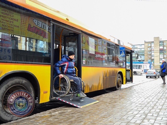 В Макеевке протестировали автобус с пандусом для людей с ограниченными возможностями здоровья
