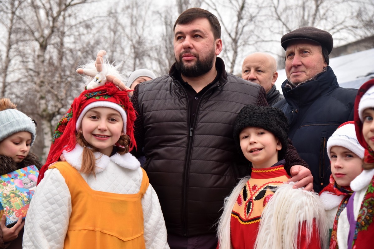 Глава ДНР Денис Пушилин принял участие в народных гуляньях в Новоазовске