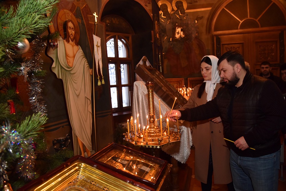 Глава ДНР Денис Пушилин посетил рождественское богослужение в одном из макеевских храмов