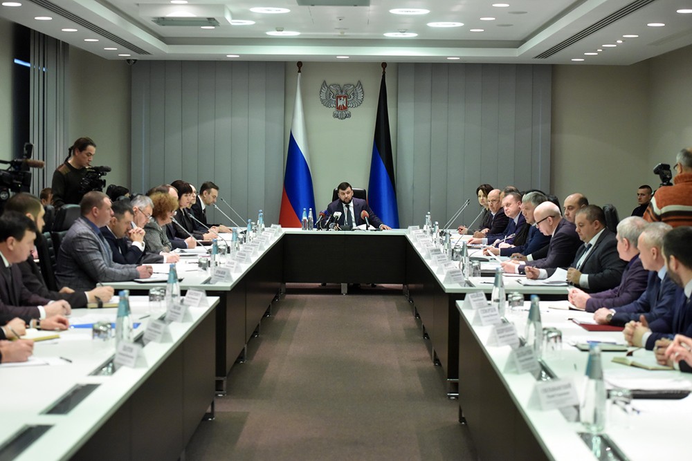 Глава ДНР Денис Пушилин обсудил актуальные вопросы социальной направленности с главами администраций городов и районов
