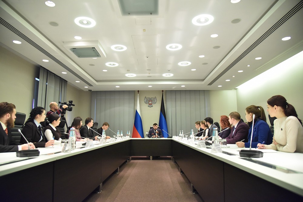 Глава ДНР Денис Пушилин провел совещание с президиумом Молодежного парламента
