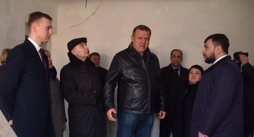 Глава ДНР Денис Пушилин проинспектировал ход ремонта амбулатории в Лидиевке