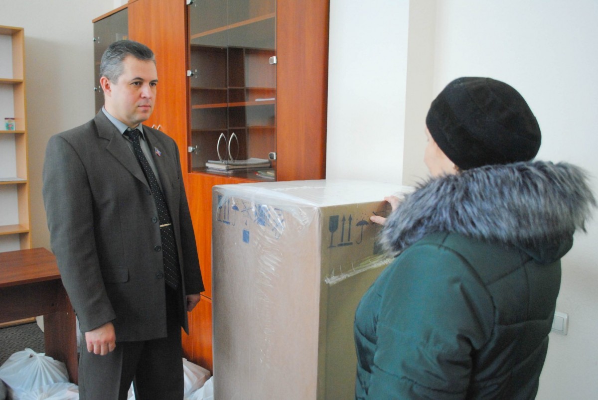 Общественники ОД «ДР» передали холодильник жительнице Петровского района Донецка