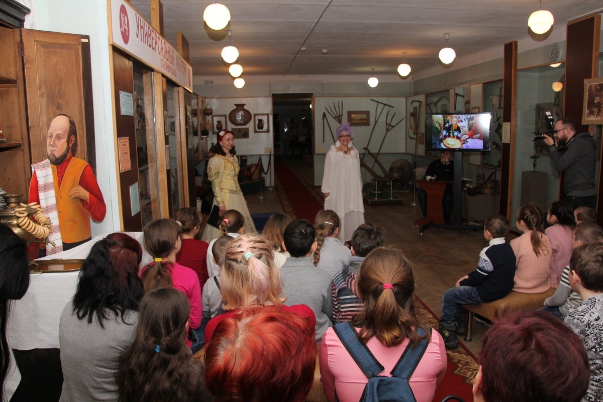 Для детей Ясиноватского района организовали поездку в Донецкий краеведческий музей