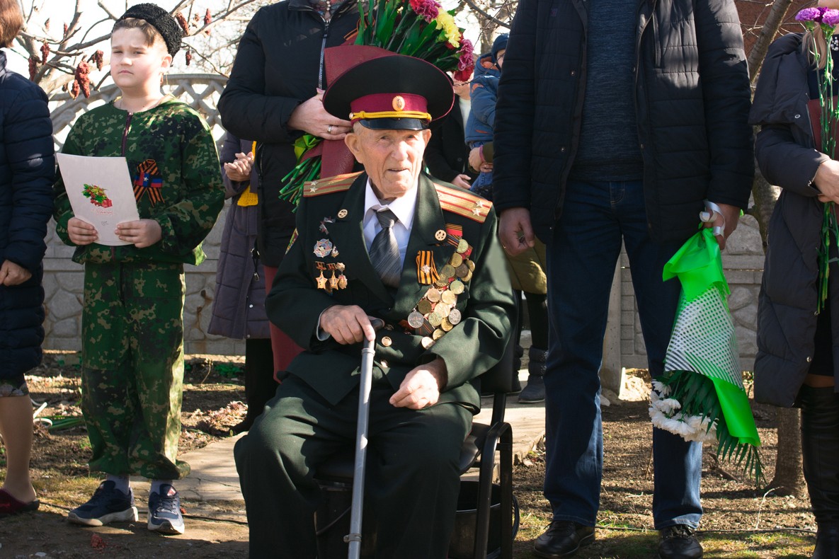 Парад для одного ветерана: В Докучаевске поздравили защитника Донбасса с 97-летием