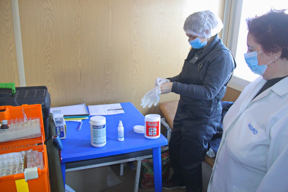 Медицинскими сотрудниками МЧС ДНР проводится работа на КПВВ по выявлению лиц, пересекающих границу, с повышенной температурой тела