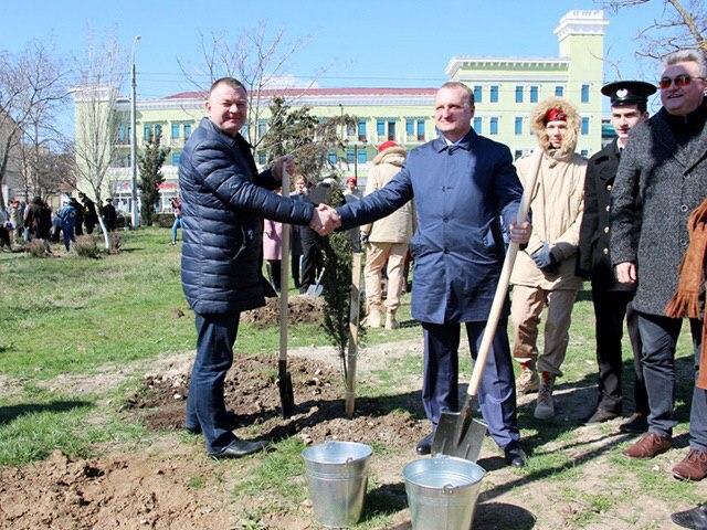 Делегация из ДНР приняла участие в акции «Сад Памяти» в Керчи