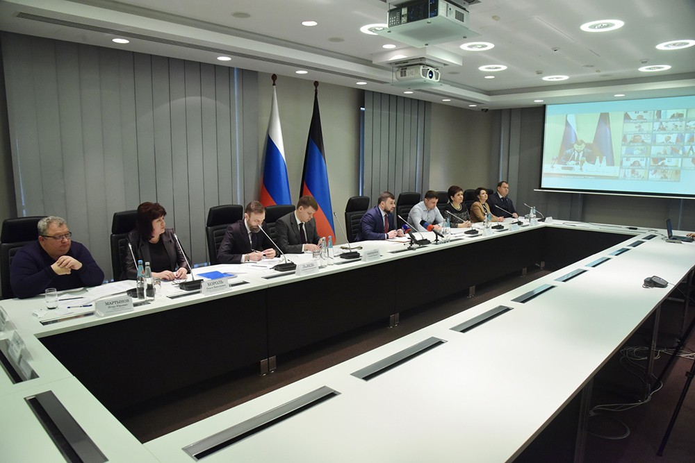 На совещании под председательством Дениса Пушилина обсудили меры поддержки граждан в период действия режима повышенной готовности