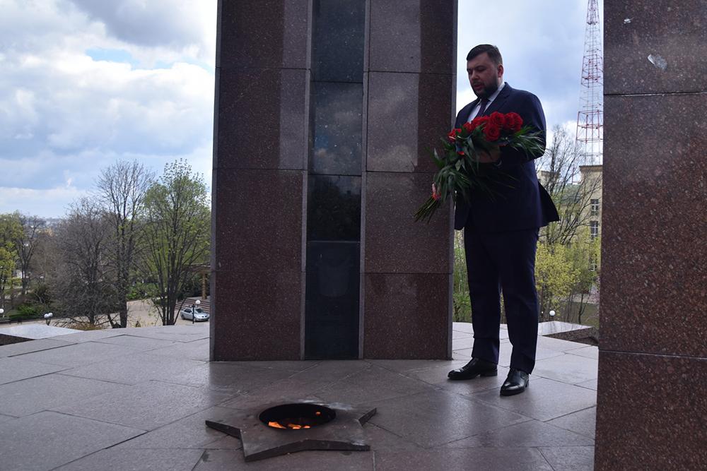 Глава ДНР Денис Пушилин возложил цветы к памятнику жертвам фашизма
