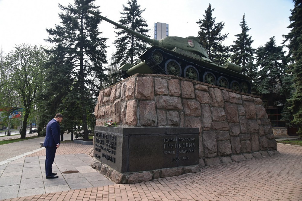 Глава ДНР Денис Пушилин возложил цветы к памятнику легендарному командиру Францу Гринкевичу