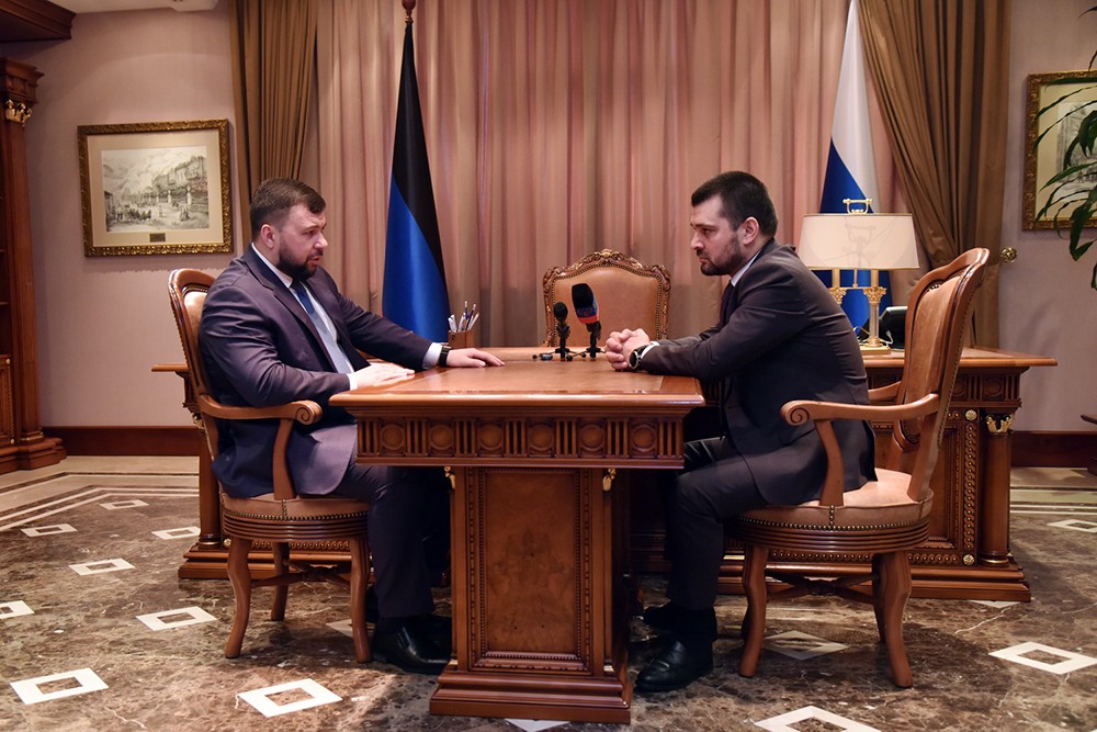 Глава ДНР Денис Пушилин обсудил с российским сенатором Сергеем Мамедовым вопросы противодействия коронавирусной инфекции