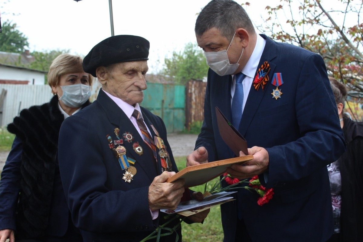 В Горловке прошел парад для ветерана ВОВ Виталия Ивашнева