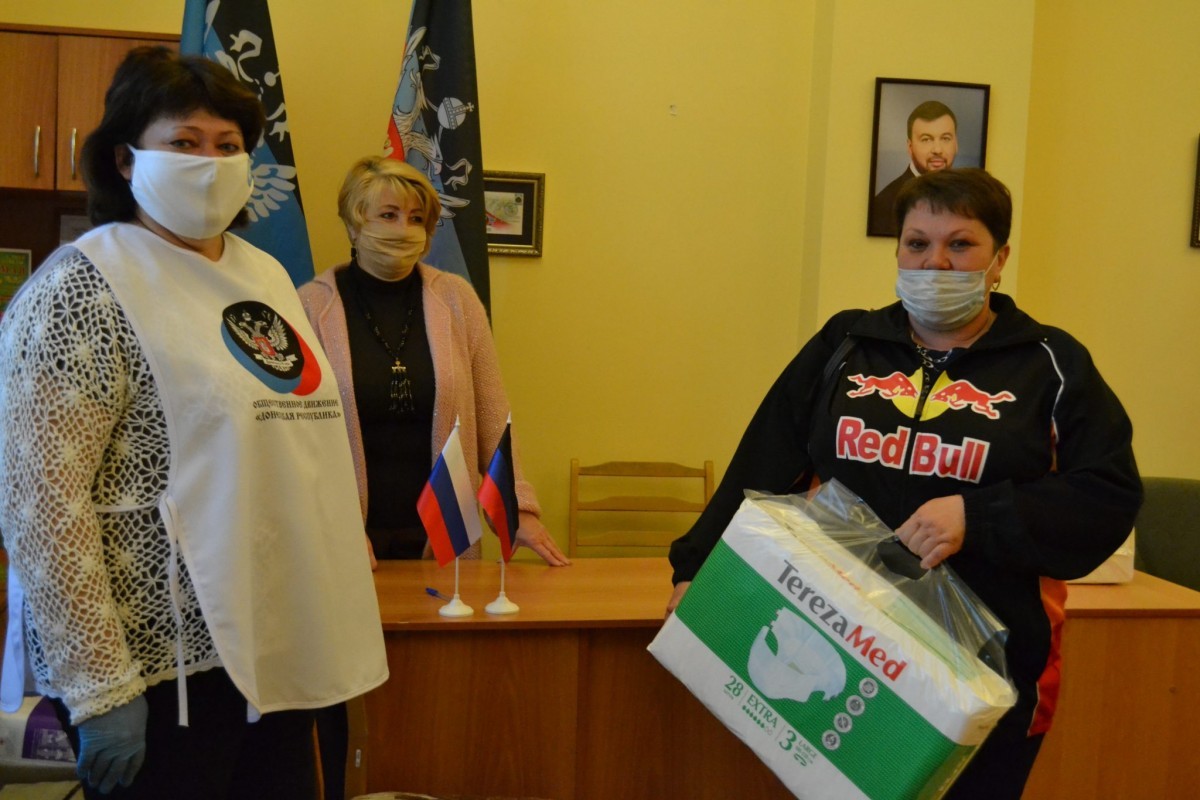 Общественники доставили помощь жителям прифронтового Куйбышевского района Донецка