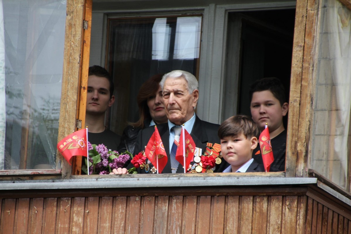 Парад для ветерана: в Донецке участника ВОВ поздравили с Днем Победы