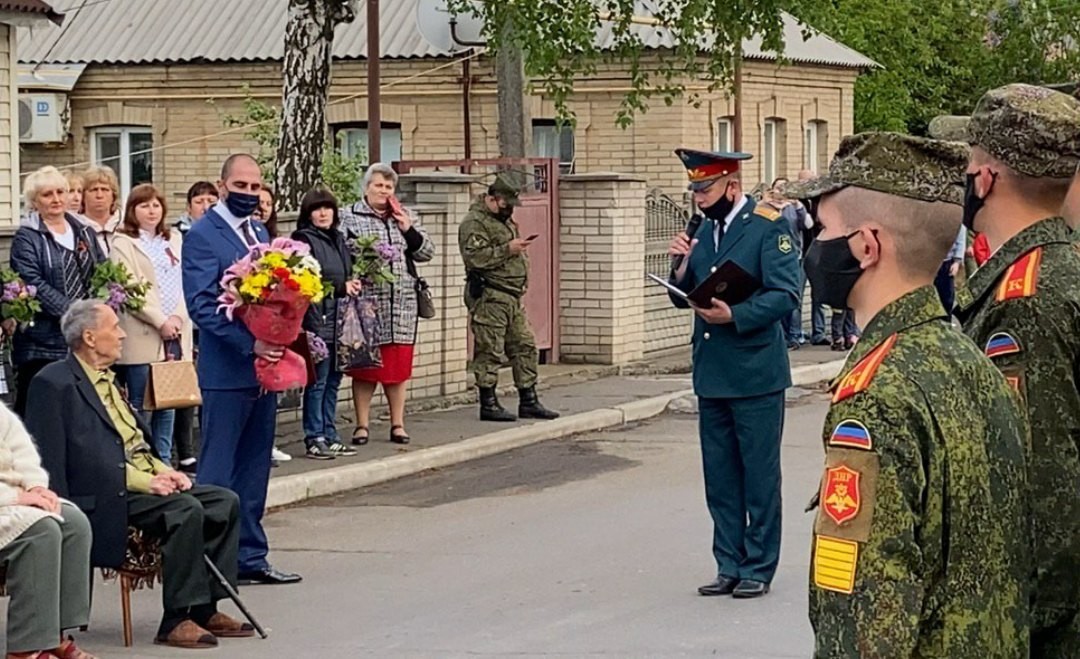 В Иловайске прошел парад для одного ветерана