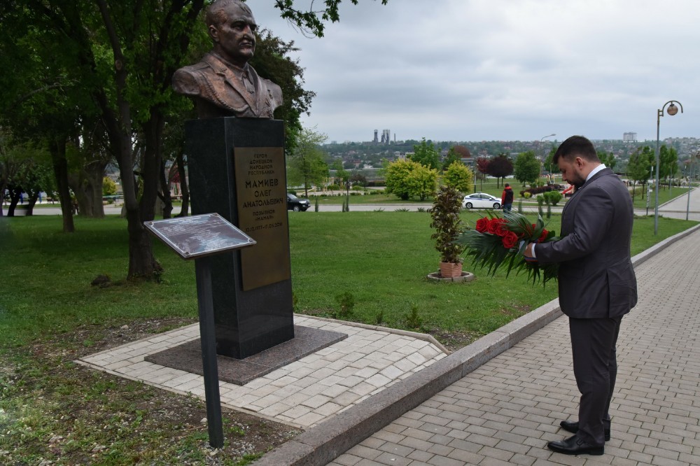 Глава ДНР Денис Пушилин возложил цветы к памятнику Герою Республики Олегу Мамиеву