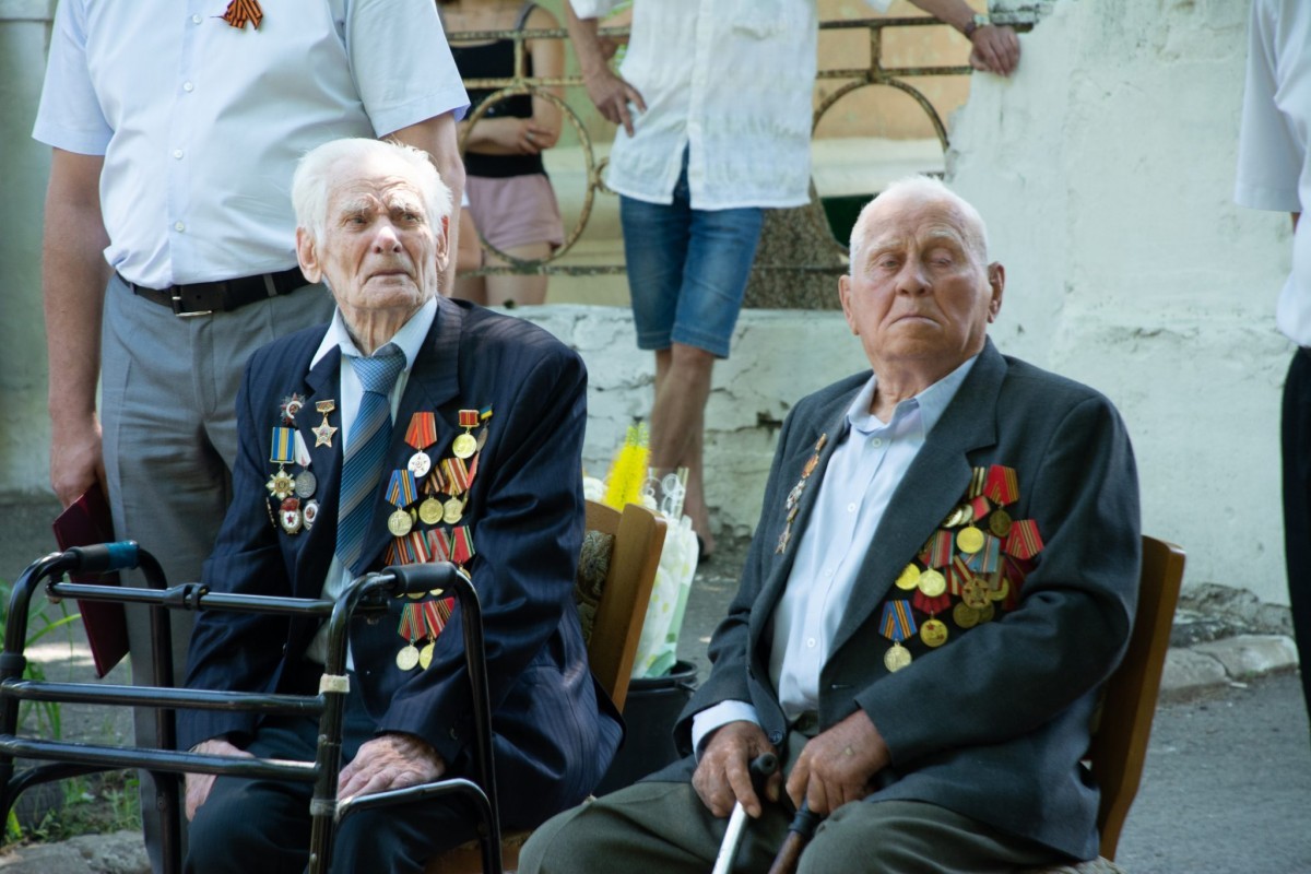 «Они достойны этого»: в Докучаевске для ветеранов прошли торжественные Парады