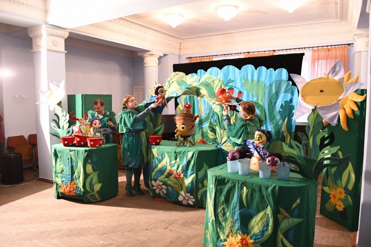 Детям железнодорожников Дебальцево показали кукольный спектакль