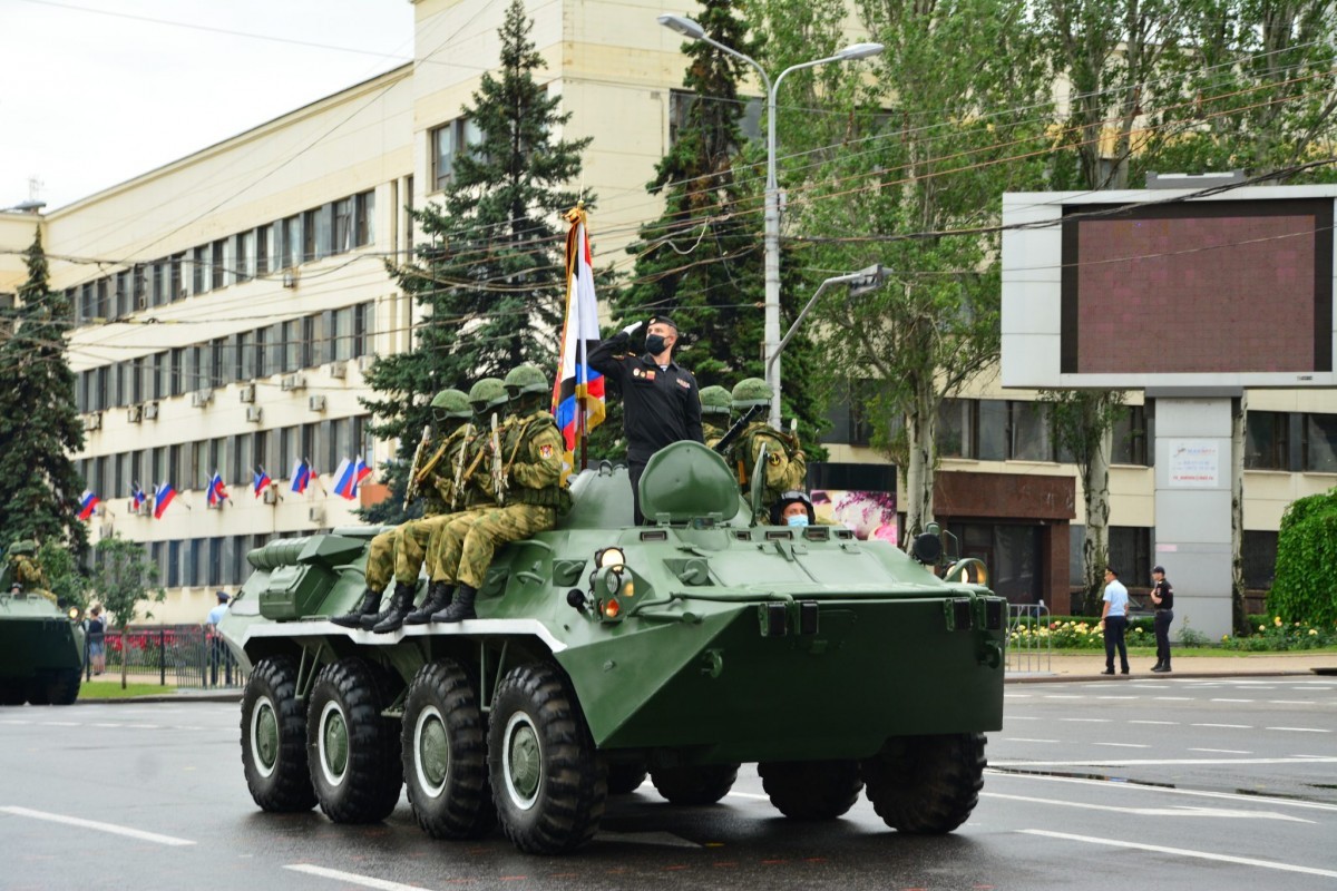 В репетиции Парада Победы в Донецке приняли участие около ста единиц боевой техники