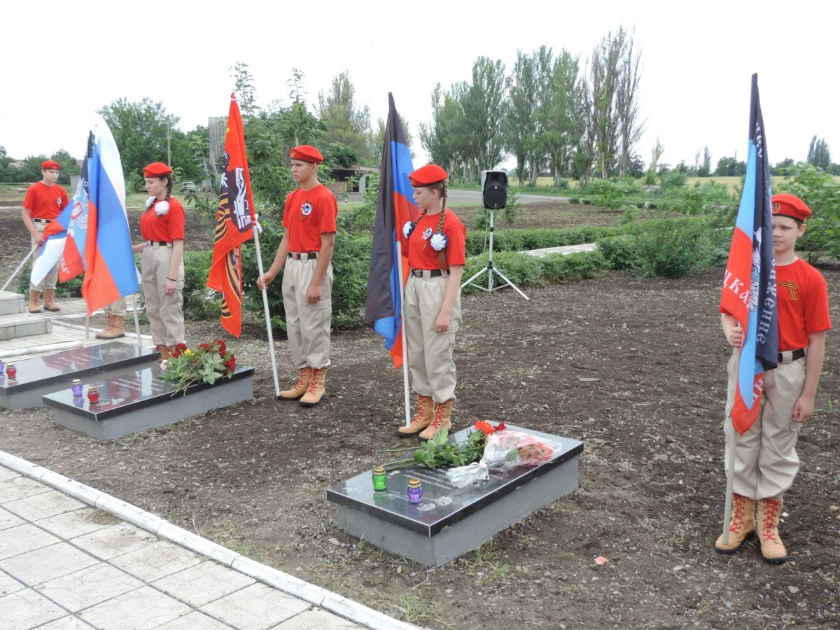 В Амвросиевке открыли мемориальные плиты в местах захоронения воинов Советской армии