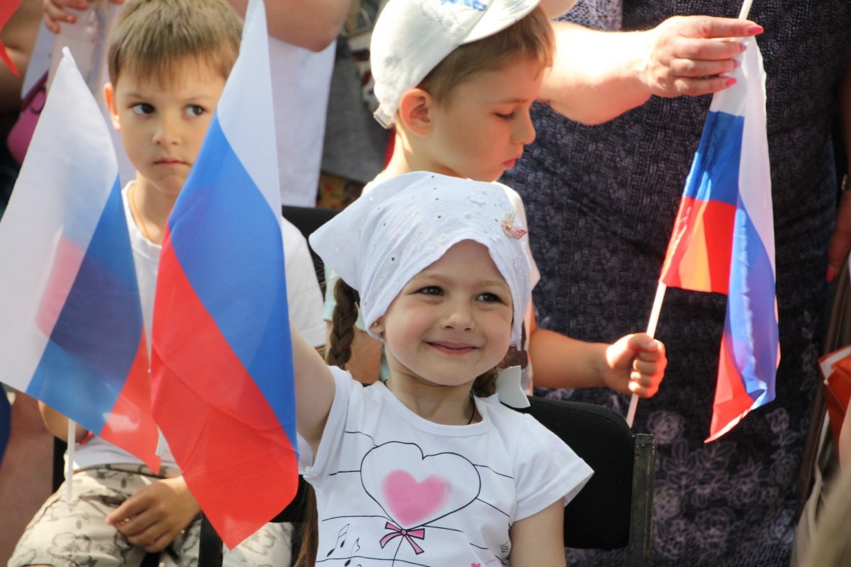 Дети железнодорожников Дебальцево посмотрели сказку в День России