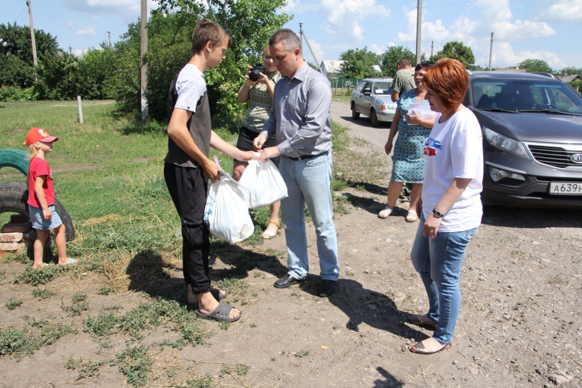 Когда помощь рядом: общественники передали гуманитарные наборы в Петровский район