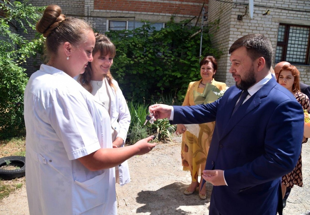 Глава ДНР Денис Пушилин вручил ключи от квартиры молодым специалистам новоазовской районной больницы