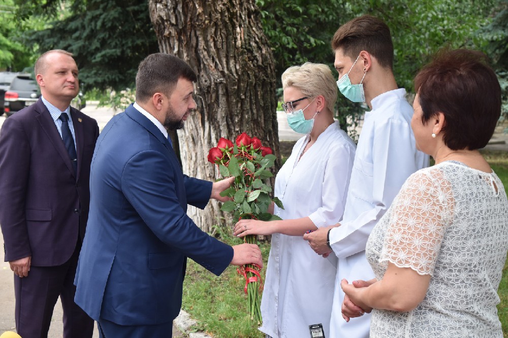 Глава ДНР Денис Пушилин вручил ключи от квартиры семье молодых медиков